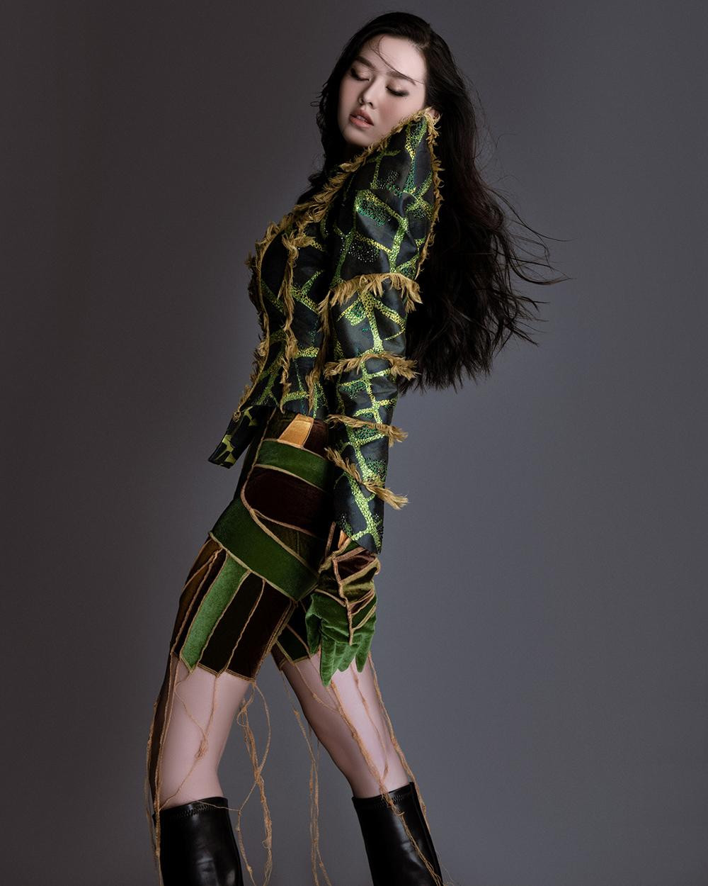 Trước đây, nàng hậu gốc Hà Thành được biết đến như “nữ hoàng lookbook” trong giới thời trang, nên đối với cô việc thả dáng trước ống kính là không hề khó khăn.