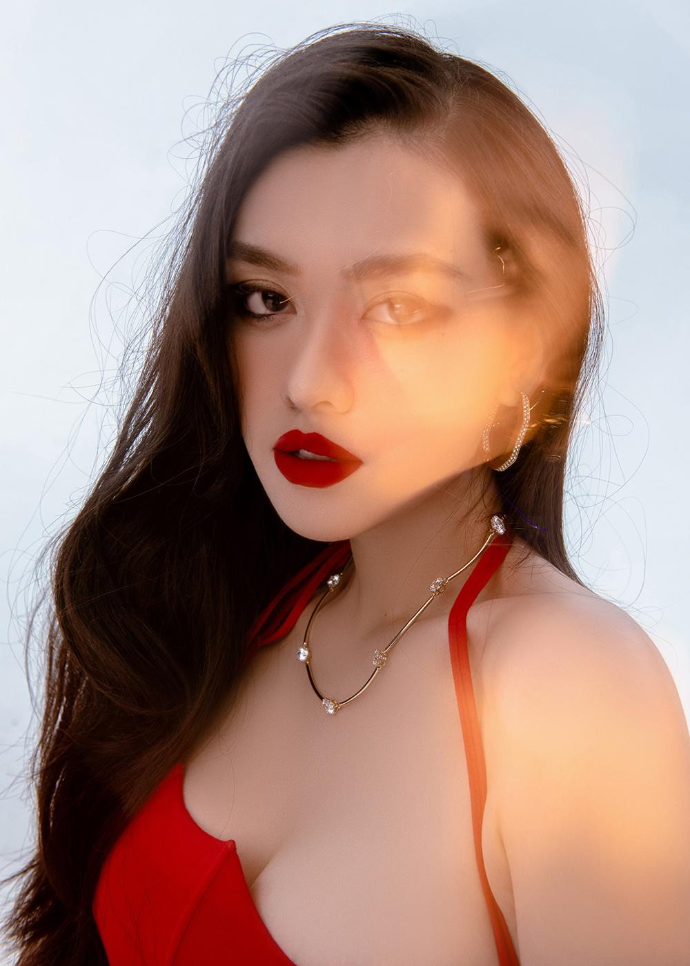 Điều đáng nói đó là Á hậu Tường San chỉ mới sinh con đầu lòng cách đây hơn 2 tháng. Chính vì thế, các fans không khỏi xuýt xoa vì thân hình thon mảnh, quyến rũ của người đẹp trong bộ ảnh lần này.