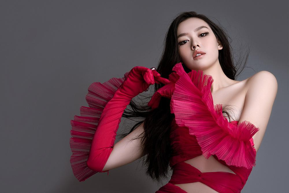 Ở nhiều layout khác của bộ ảnh lần này, nàng hậu chọn chiếc váy cut-out màu hồng rực rỡ kết hợp với đôi găng tay cùng màu.