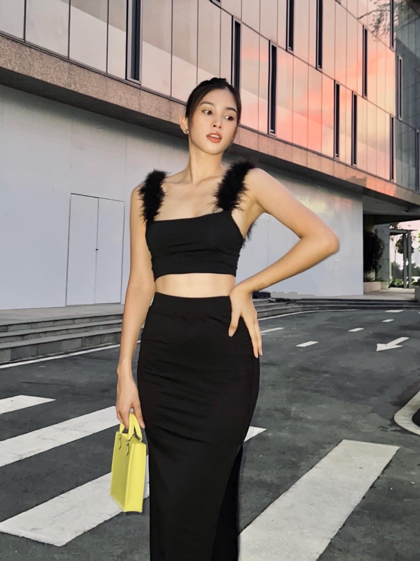 Hoa hậu Tiểu Vy diện cả 'cây đen', khoe trọn vòng eo thon săn chắc và quyến rũ.