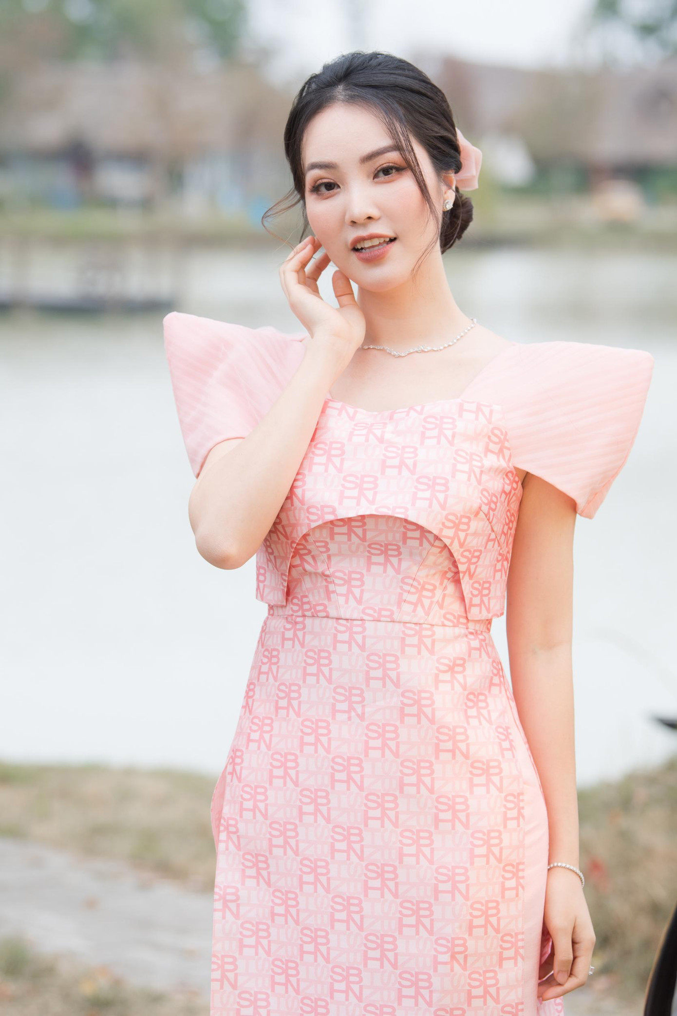 "Nếu hôm nào vướng lịch quay, đi làm thì sau đó Vân sẽ dành thời gian để xem lại phim! Đây có lẽ cũng là lý do Vân được chọn dẫn chương trình này” - cô chia sẻ.