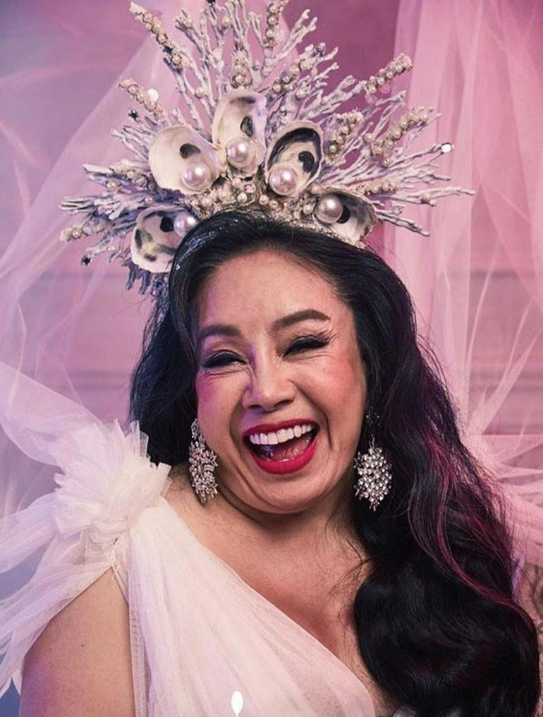 Năm 2017, nữ doanh nhân người Thái Lan Leena Jungjunja từng tuyên bố tuyển người chồng thứ 9 có khả năng "yêu" bà 28 lần/ngày (Ảnh: News NPR).