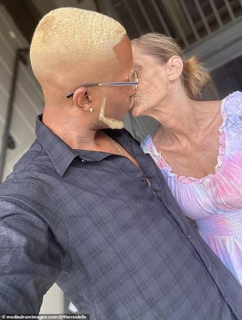 Dù chênh lệch tuổi tác nhưng cả hai khẳng định rất hòa hợp (Ảnh: Daily Mail). Dù chênh lệch tuổi tác nhưng cả hai khẳng định rất hòa hợp (Ảnh: Daily Mail).