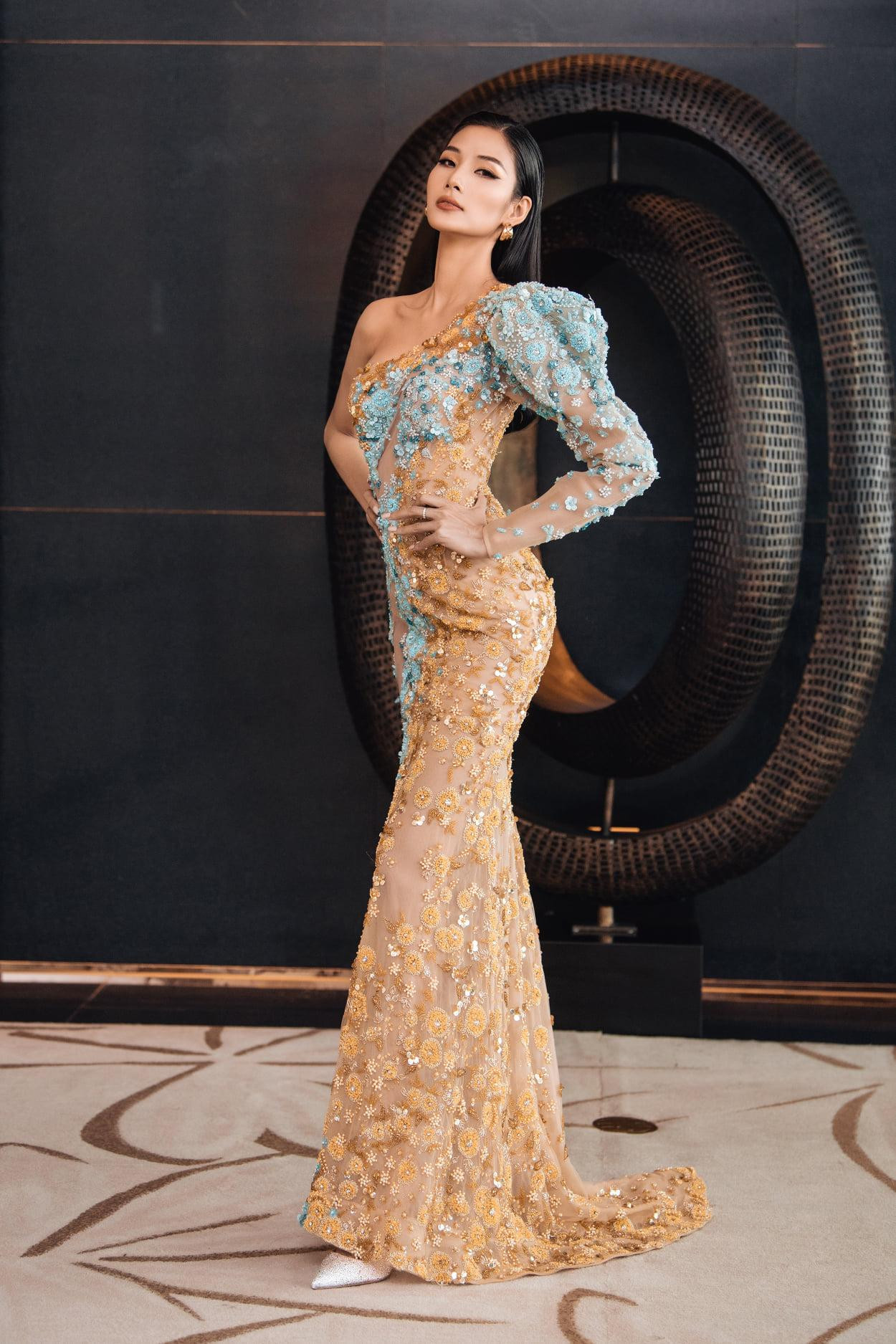 Kiểu váy đuôi cá lệch vai tôn lên trọn vẹn nét đẹp kiêu sa, quyến rũ của mỹ nhân xứ Thanh.