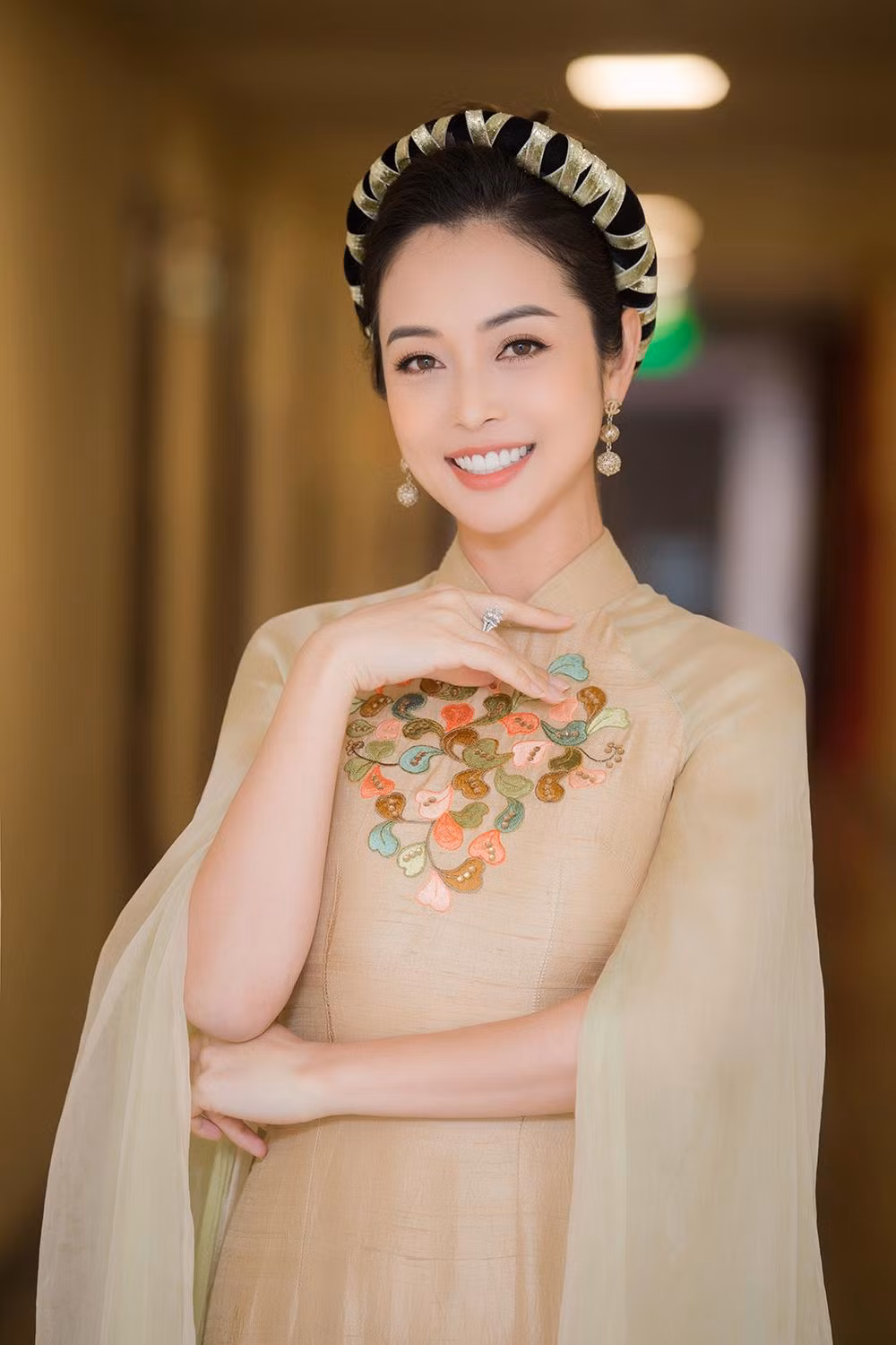 Người đẹp thay nhiều bộ áo dài khác nhau trong chương trình.
