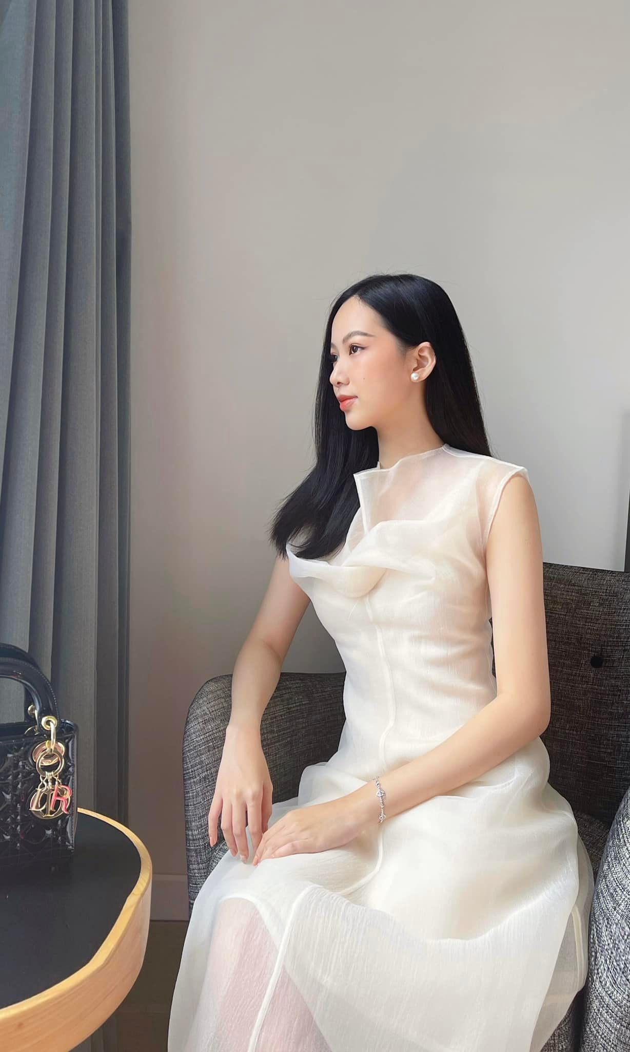 Người đẹp làn da, top 5 HHVN 2020 Phạm Thị Phương Quỳnh khoe vẻ đẹp trong trẻo và thanh khiết tựa 'nàng thơ'.