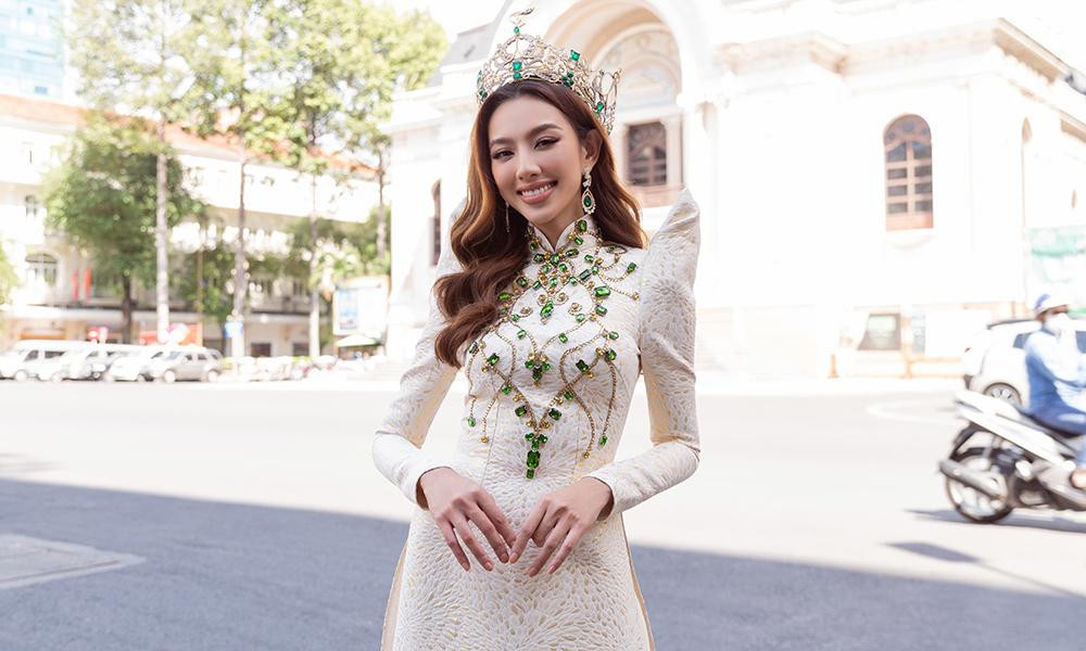 Hoa hậu Thùy Tiên diện áo dài cách điệu đẹp mắt đến thăm Sở Văn hóa và Thể thao TP. HCM.