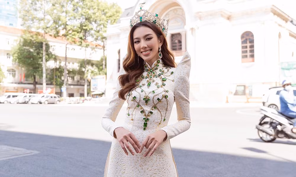Hoa hậu Thùy Tiên diện áo dài cách điệu đẹp mắt đến thăm Sở Văn hóa và Thể thao TP. HCM.