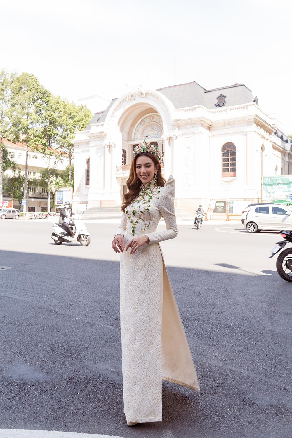 Điểm nhấn ở vai, họa tiết đá xanh đính kết trước ngực đã khiến hào quang của Thùy Tiên càng thêm tỏa sáng hơn.