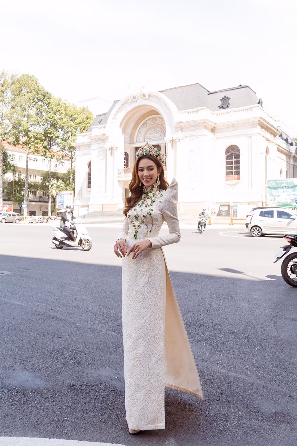 Điểm nhấn ở vai, họa tiết đá xanh đính kết trước ngực đã khiến hào quang của Thùy Tiên càng thêm tỏa sáng hơn.