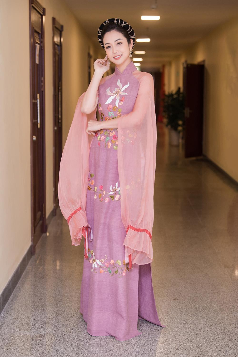 Đây là chương trình phát sóng vào dịp Tết nên khi nhận lời dẫn dắt chương trình đậm màu Xuân, Hoa hậu Jennifer Phạm đã cẩn thận lựa chọn những thiết kế áo dài phù hợp với không gian chương trình.