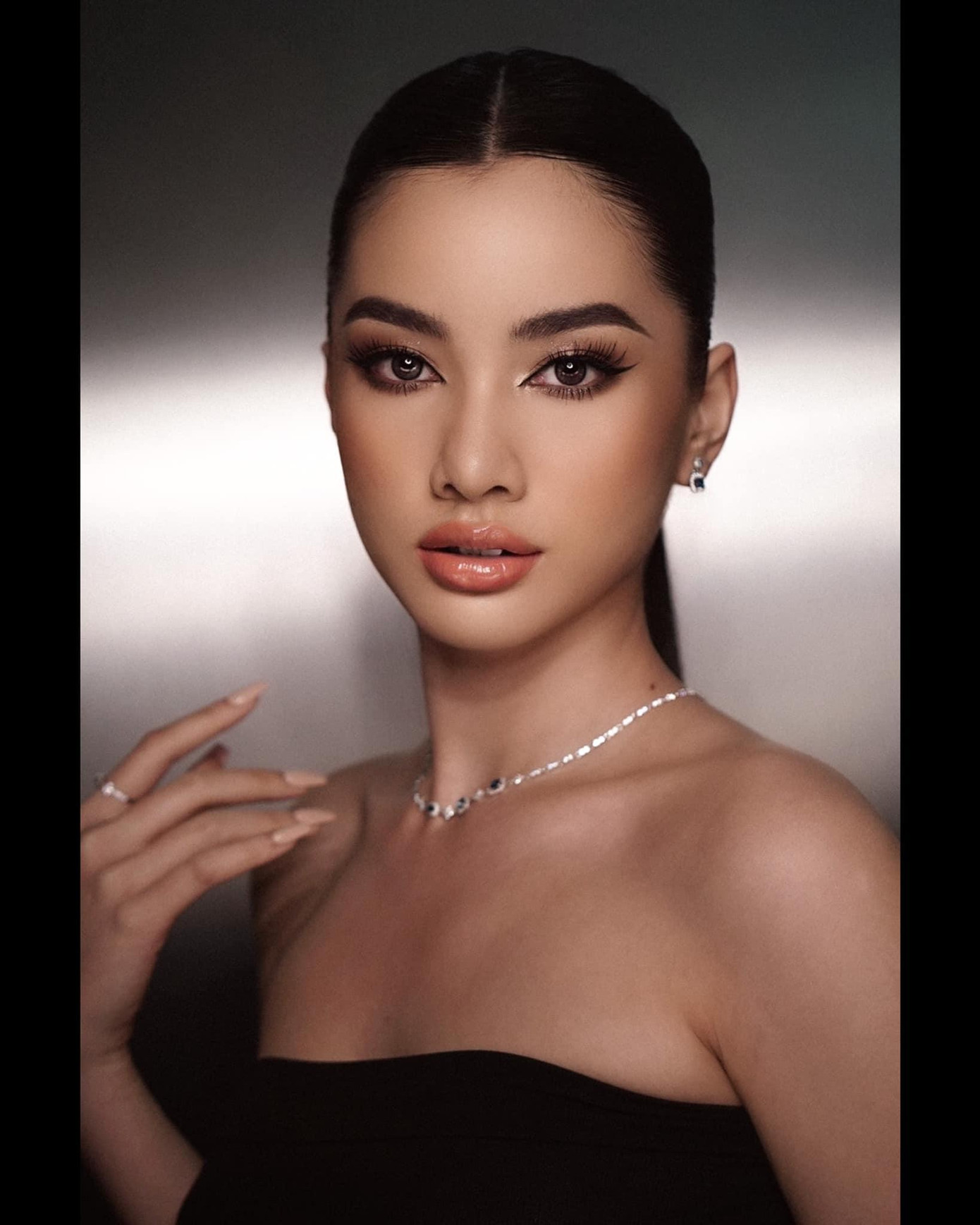 Người đẹp Cẩm Đan diện váy cúp ngực khoe vai trần quyến rũ.