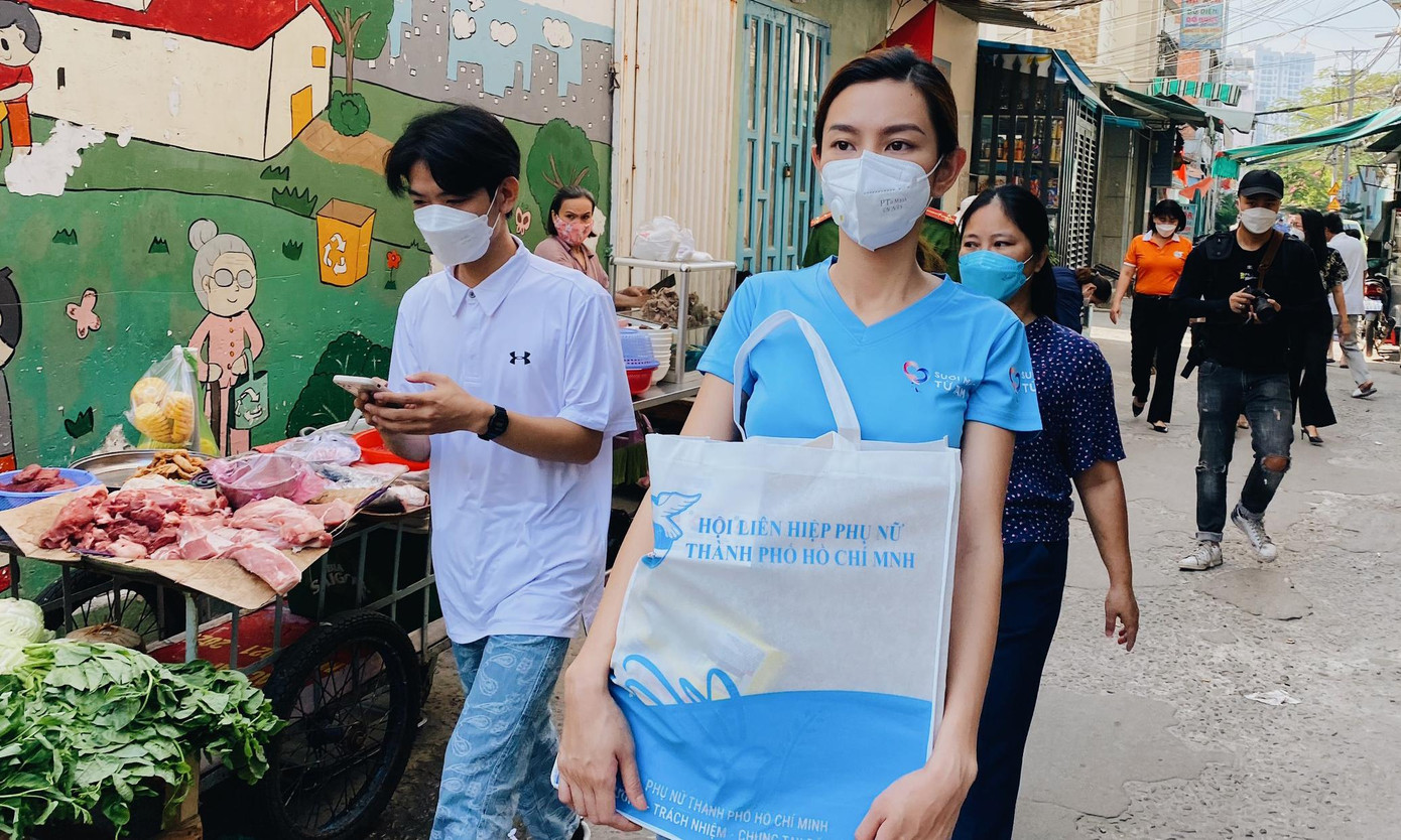 Thuỳ Tiên giản dị trong chuyến từ thiện đầu tiên sau khi về nước. Thuỳ Tiên giản dị trong chuyến từ thiện đầu tiên sau khi về nước.