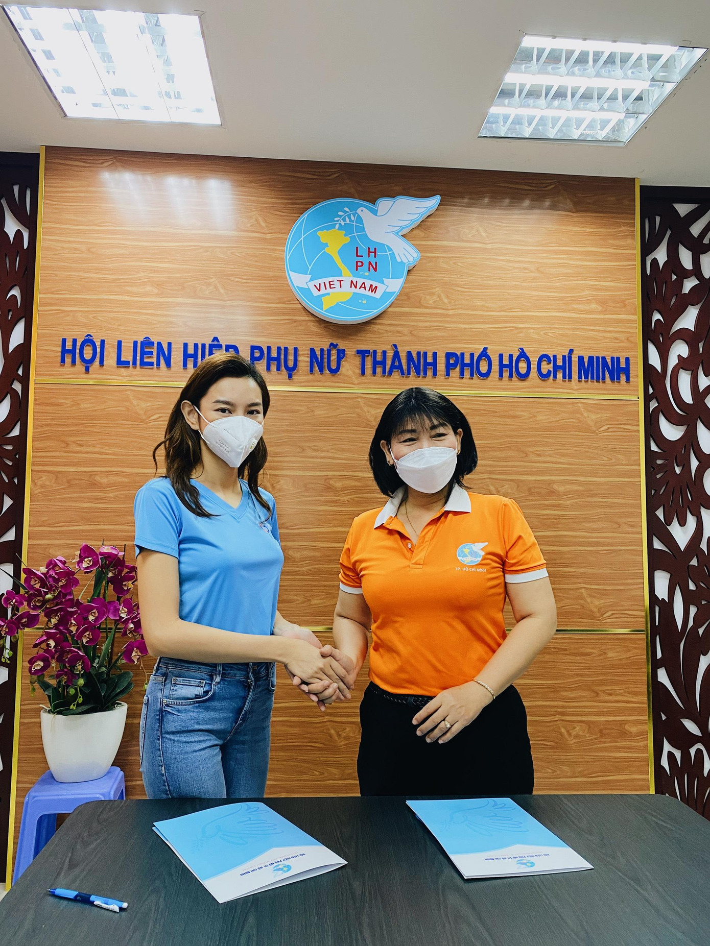 Thùy Tiên có mặt tại trụ sở của Hội Liên hiệp Phụ nữ TP.HCM để làm lễ ký kết thỏa thuận và nhận danh sách hỗ trợ. Thùy Tiên có mặt tại trụ sở của Hội Liên hiệp Phụ nữ TP.HCM để làm lễ ký kết thỏa thuận và nhận danh sách hỗ trợ.