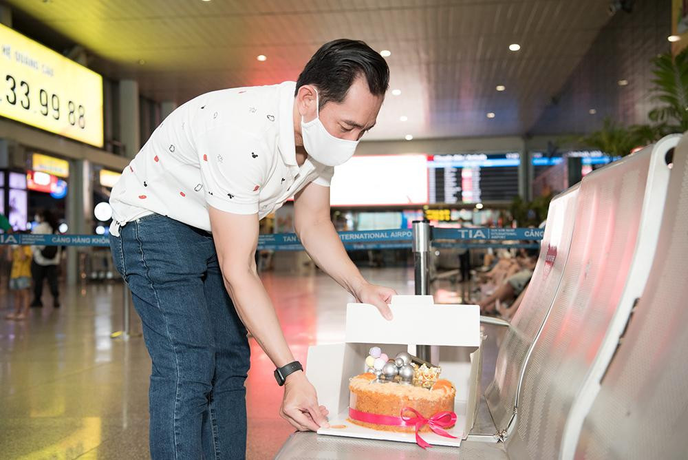 Bố của Thùy Tiên cũng có mặt tại sân bay và đã chuẩn bị sẵn một chiếc bánh bông lan trứng muối – món ăn yêu thích của con gái để tặng cho cô.
