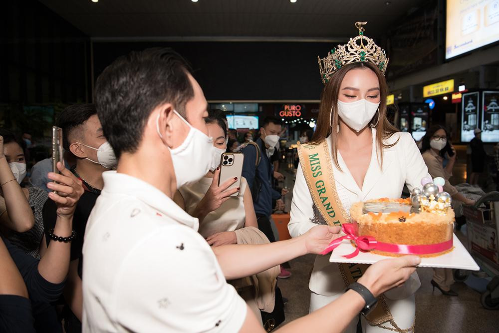 Cầm trên tay chiếc bánh bông lan trứng muối có vẽ hình Tiên, có thể thấy bố của Thuỳ Tiên đã chuẩn bị món quà từ rất lâu với mong muốn chúc mừng thành công của con gái sau khoảng thời gian dài cố gắng và nỗ lực nơi xứ người.