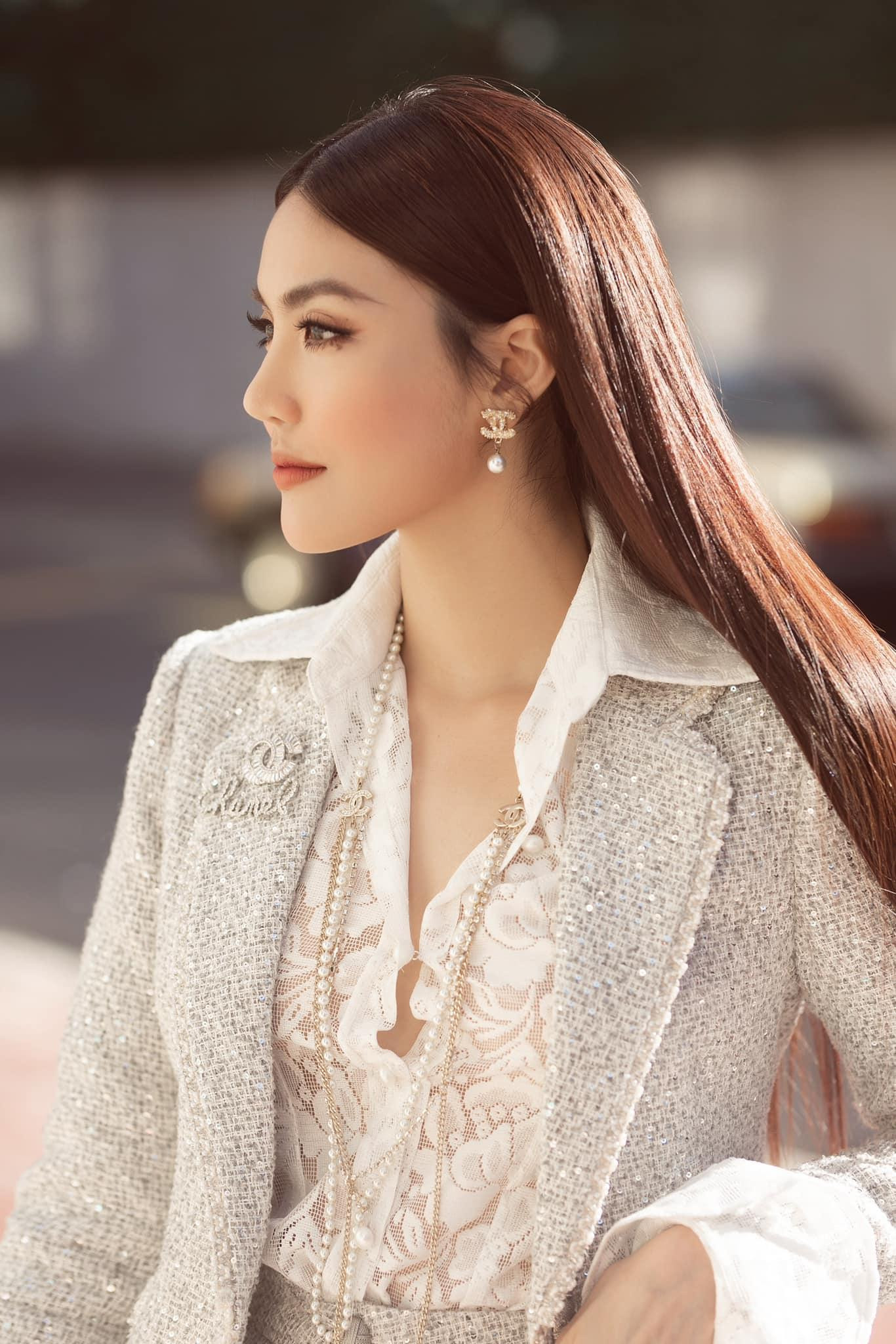 Lan Khuê luôn được giới mộ điệu thời trang ngưỡng mộ vì gu thời trang thanh lịch, đẳng cấp.