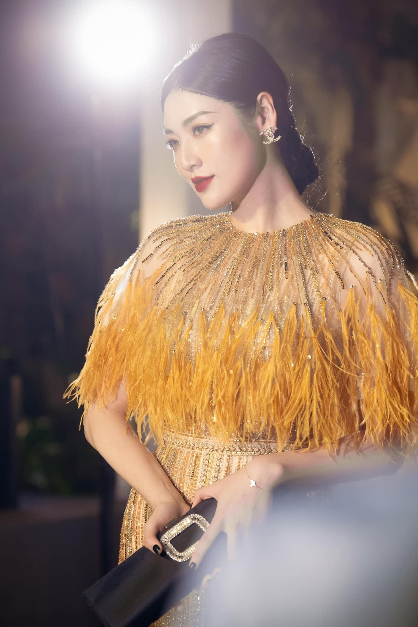 Á hậu Tú Anh diện váy lông vũ tông màu vàng rực, đẹp kiêu sa trong dạ tiệc.