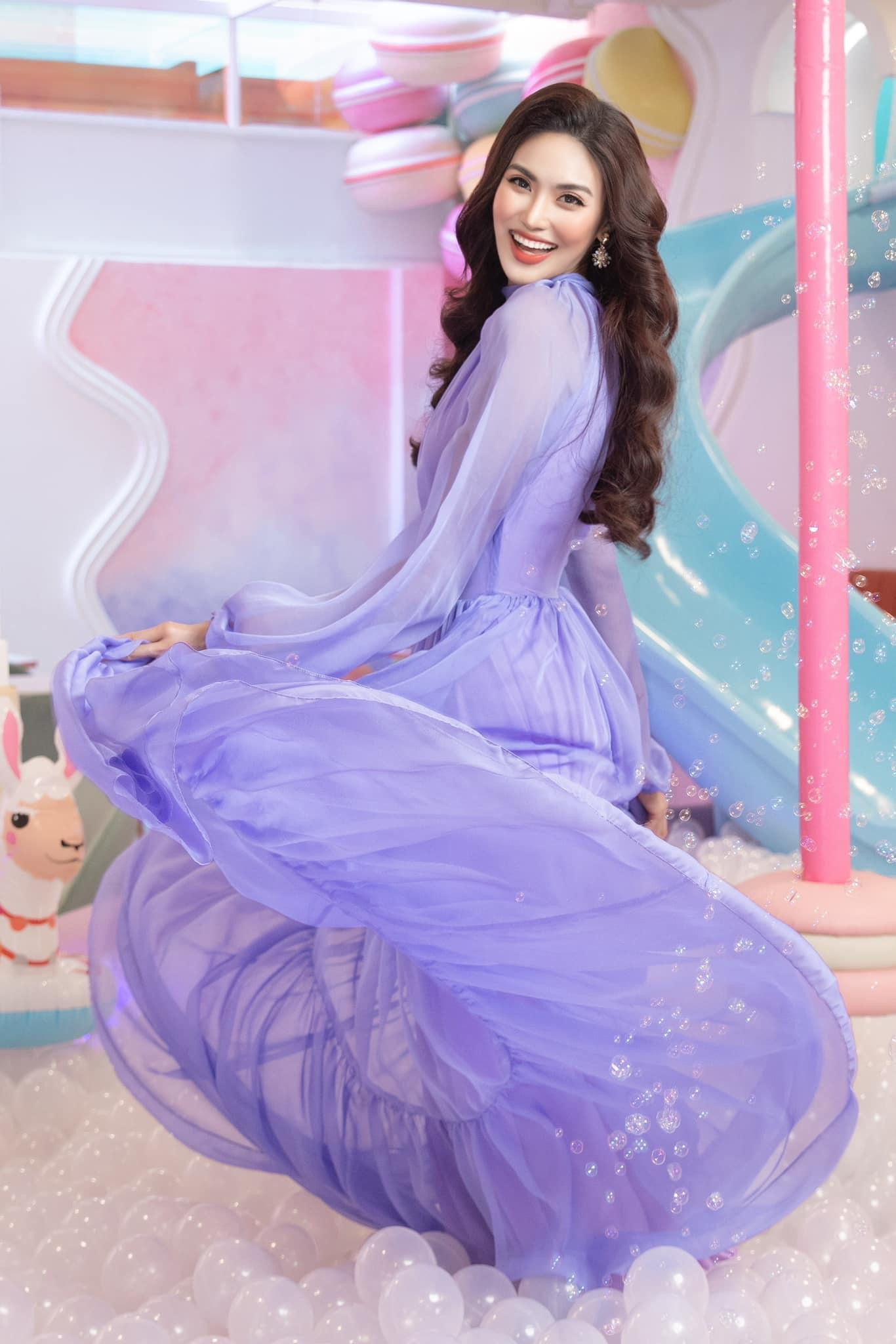 Hoa khôi Lan Khuê đẹp mơ màng như một nàng công chúa với bộ váy màu tím nhạt.