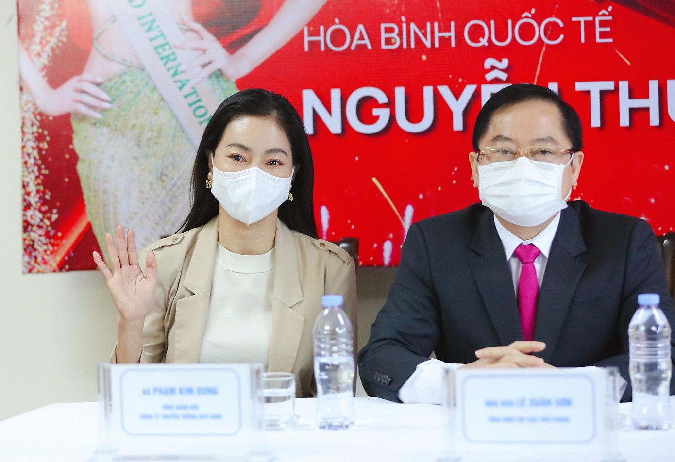 Bà Phạm Kim Dung và Nhà báo Lê Xuân Sơn. Ảnh: Như Ý.