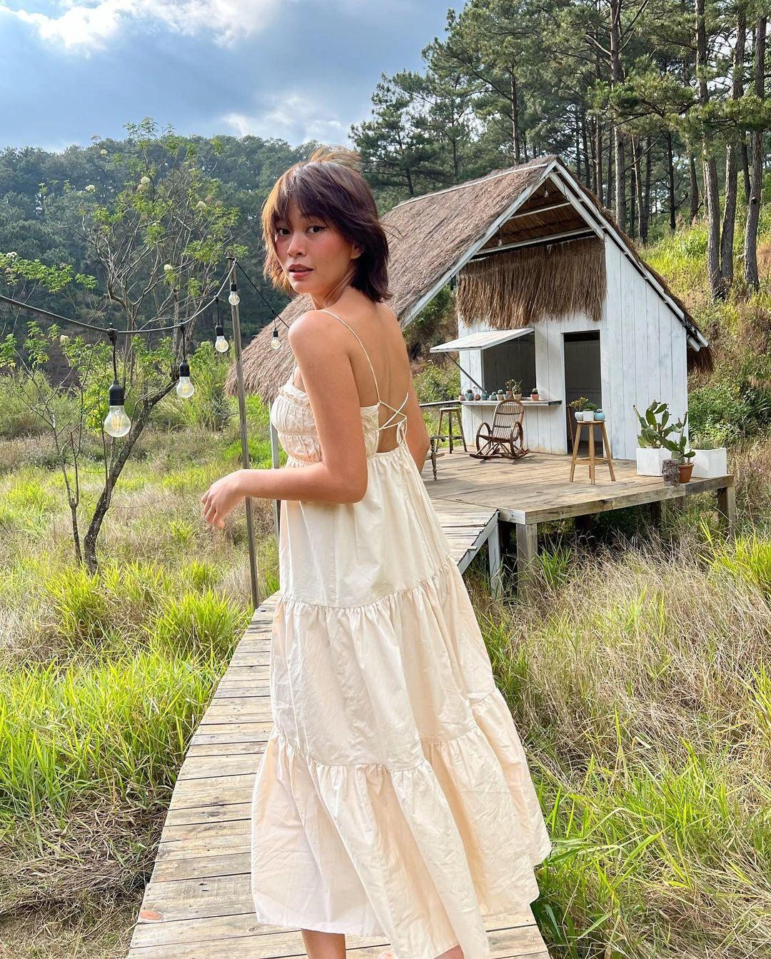 Á hậu Mâu Thuỷ mặc váy maxi khoe trọn lưng trần quyến rũ giữa khung cảnh thơ mộng.