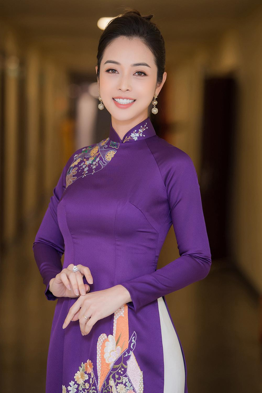 Áo dài tông màu tím đem đến cho hoa hậu 4 con nét nữ tính, kiều diễm nhưng không kém phần trẻ trung.