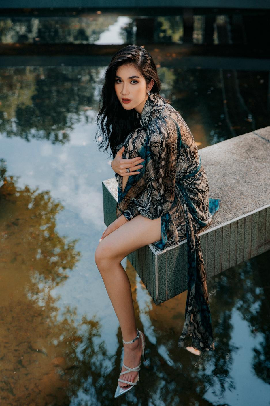 Với những shoot ảnh chụp tại đường phố Sài Gòn, nàng Hậu thướt tha thả dáng, khoe trọn những nhan sắc mỹ miều ngày một thăng hạng của mình.