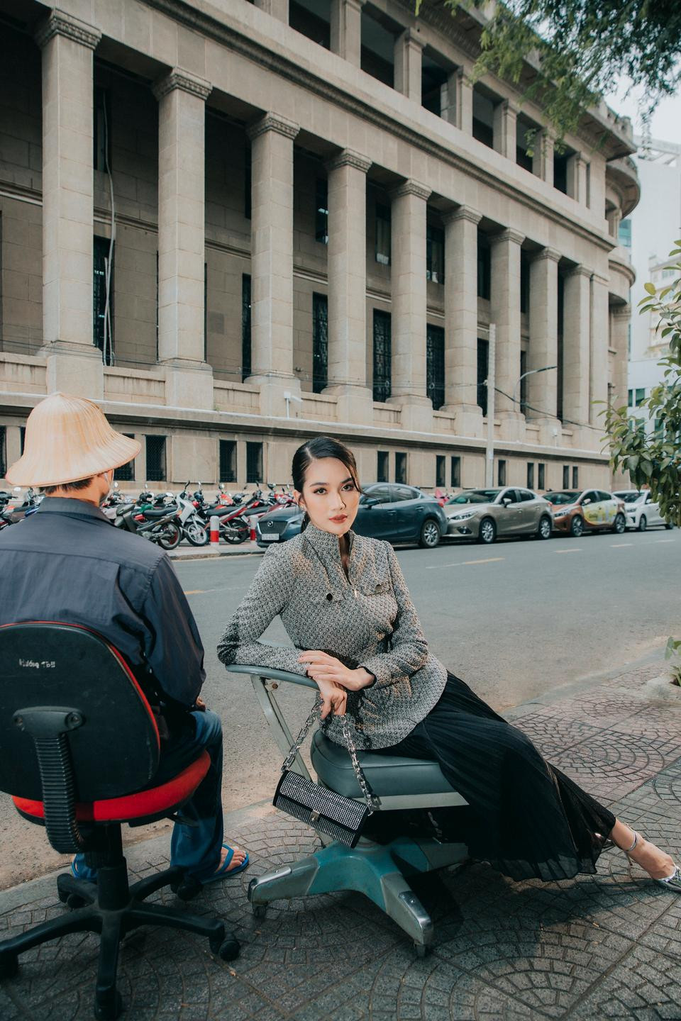 Khác với phong thái thường ngày của Phương Anh khi gắn liền với những bộ cánh tiểu thư, dịu dàng hay toát lên khí chất thanh lịch, người đẹp đã khiến nhiều người bất ngờ với hình tượng một fashionista thời thượng đúng điệu.