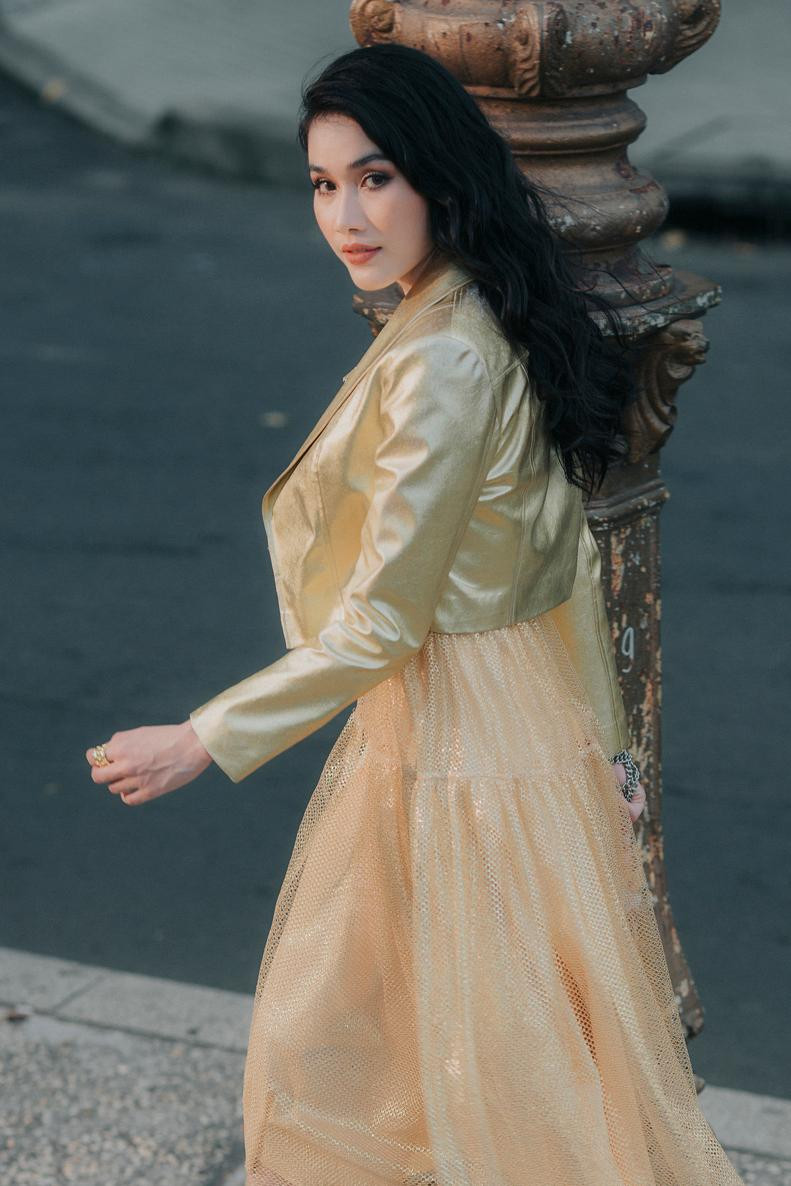 Và trong bộ hình lần này, lần đầu tiên Phương Anh gây bất ngờ khi xuất hiện đầy cá tính, phong cách trong trang phục của nhà thiết kế Lê Thanh Hoà.