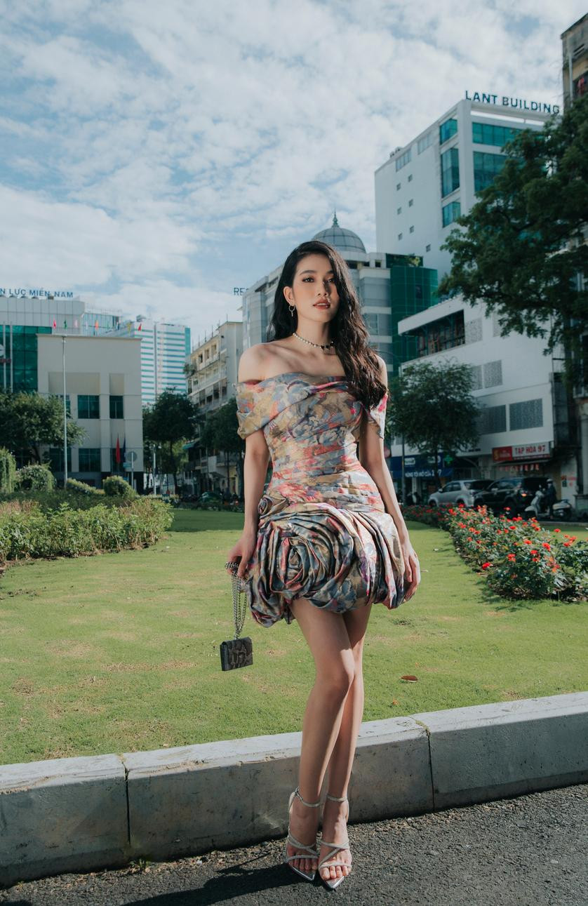 Với vóc dáng thon gọn cùng một chiều cao lý tưởng, những set đồ đơn giản, năng động nhưng đã đủ tôn lên vẻ đẹp hình thể của cô nàng.