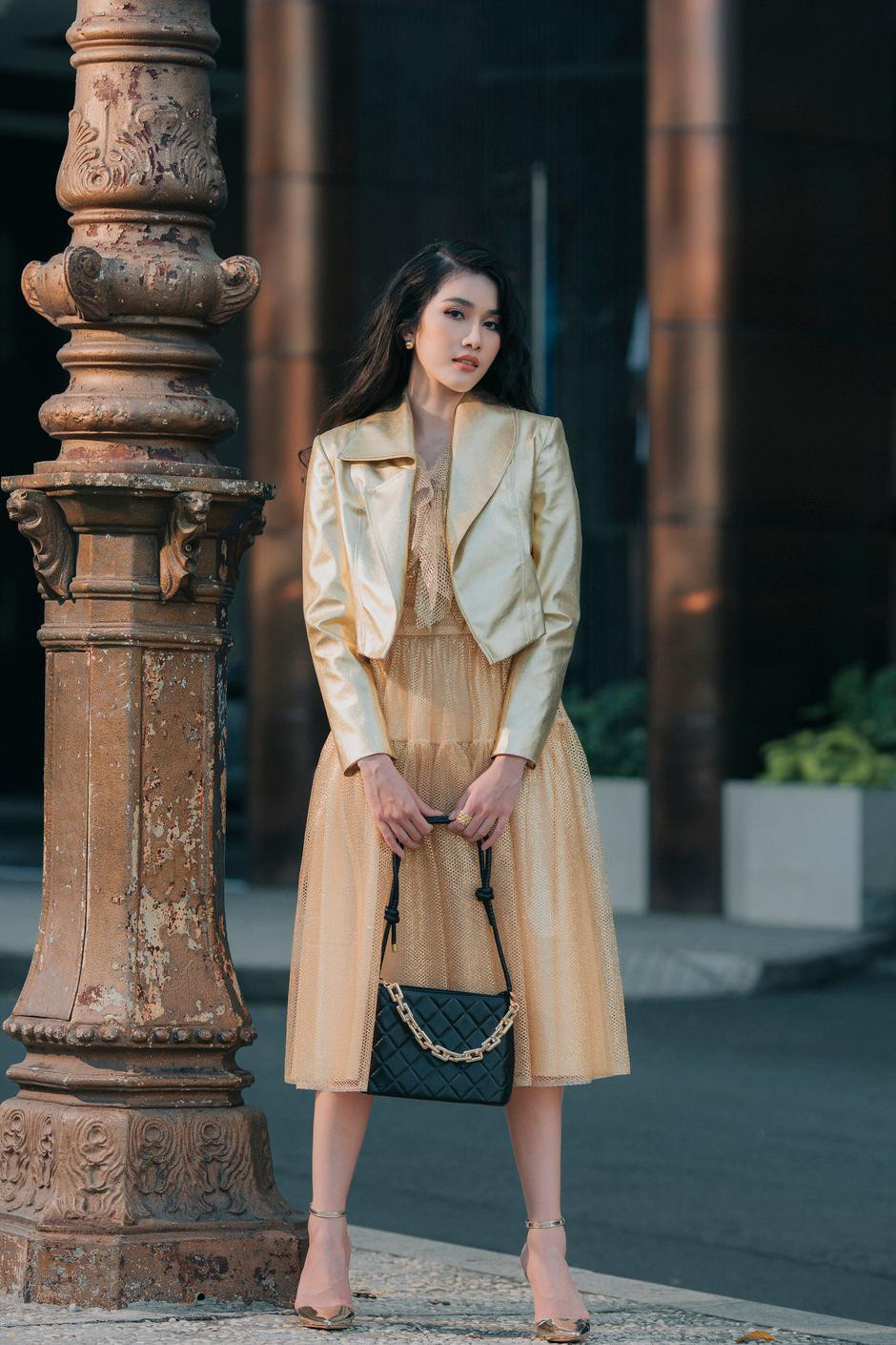 Đa số khán giả và fans sắc đẹp cho rằng họ hoàn toàn bị hấp dẫn bởi hình tượng mới lạ lần này của “Á Hậu học giỏi".