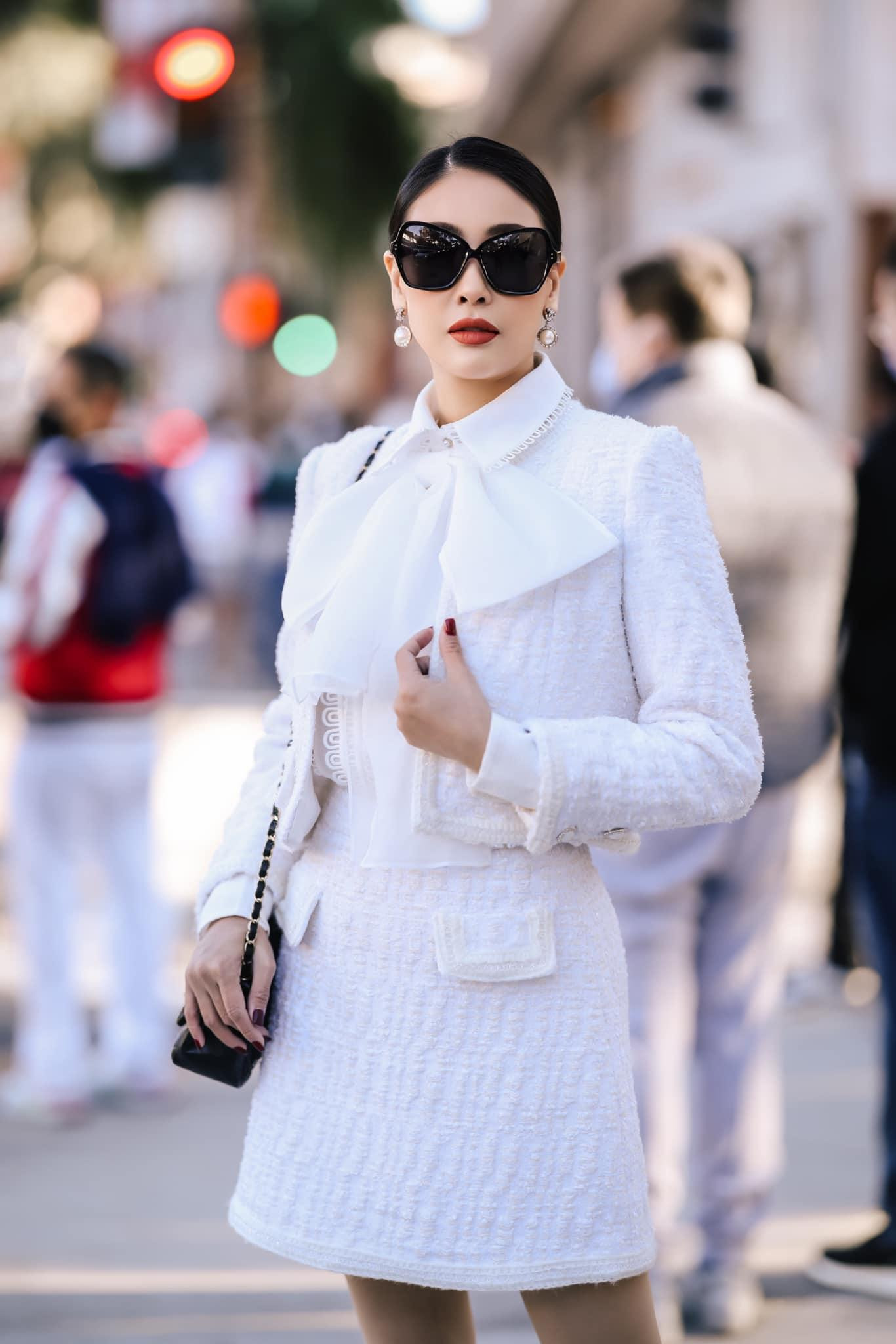 Hoa hậu Hà Kiều Anh đẹp yêu kiều trên đường phố Mỹ với set đồ tông màu trắng thanh lịch.