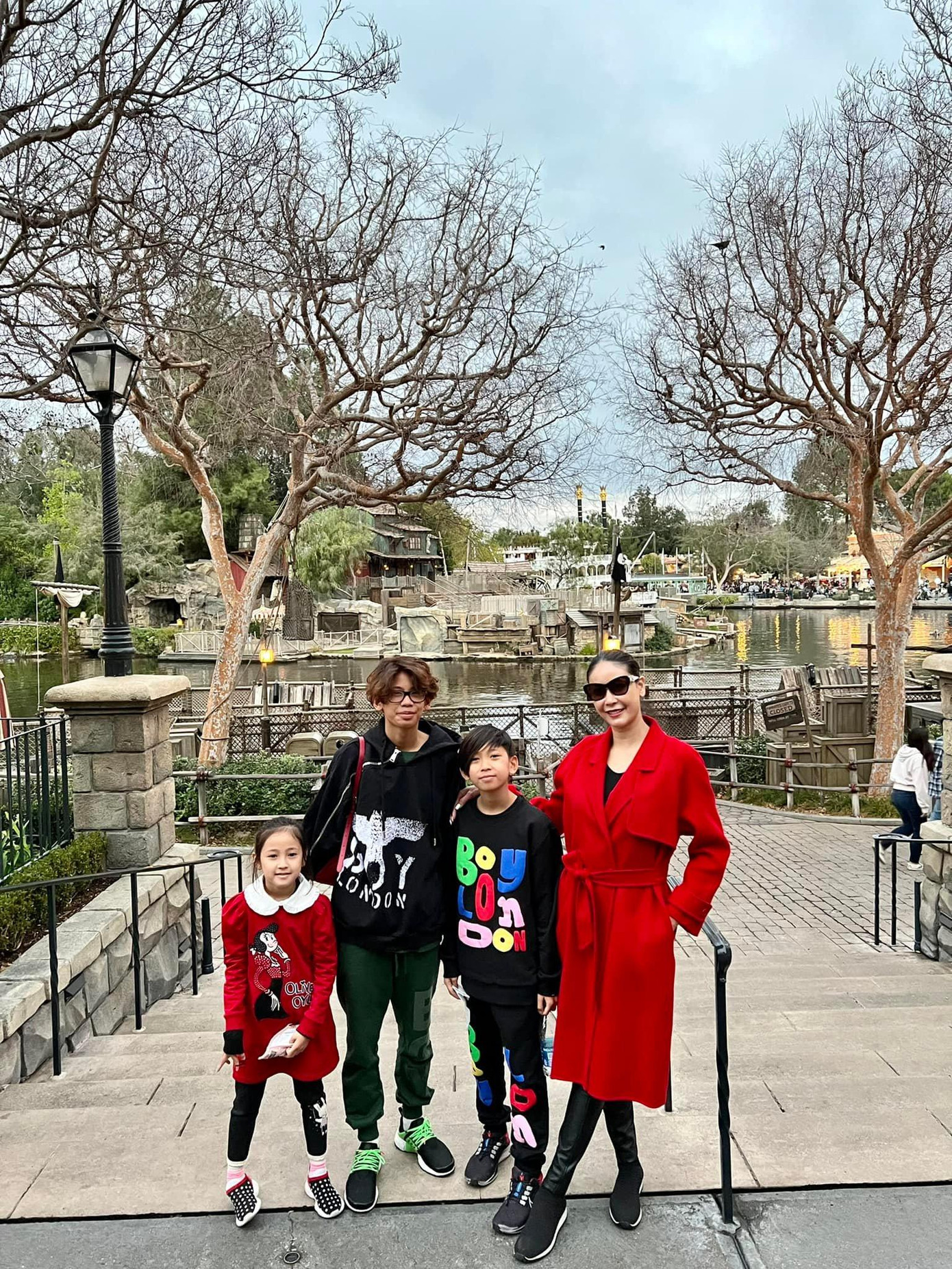 Hoa hậu Hà Kiều Anh đưa các con đi chơi ở công viên Disneyland tại Mỹ.
