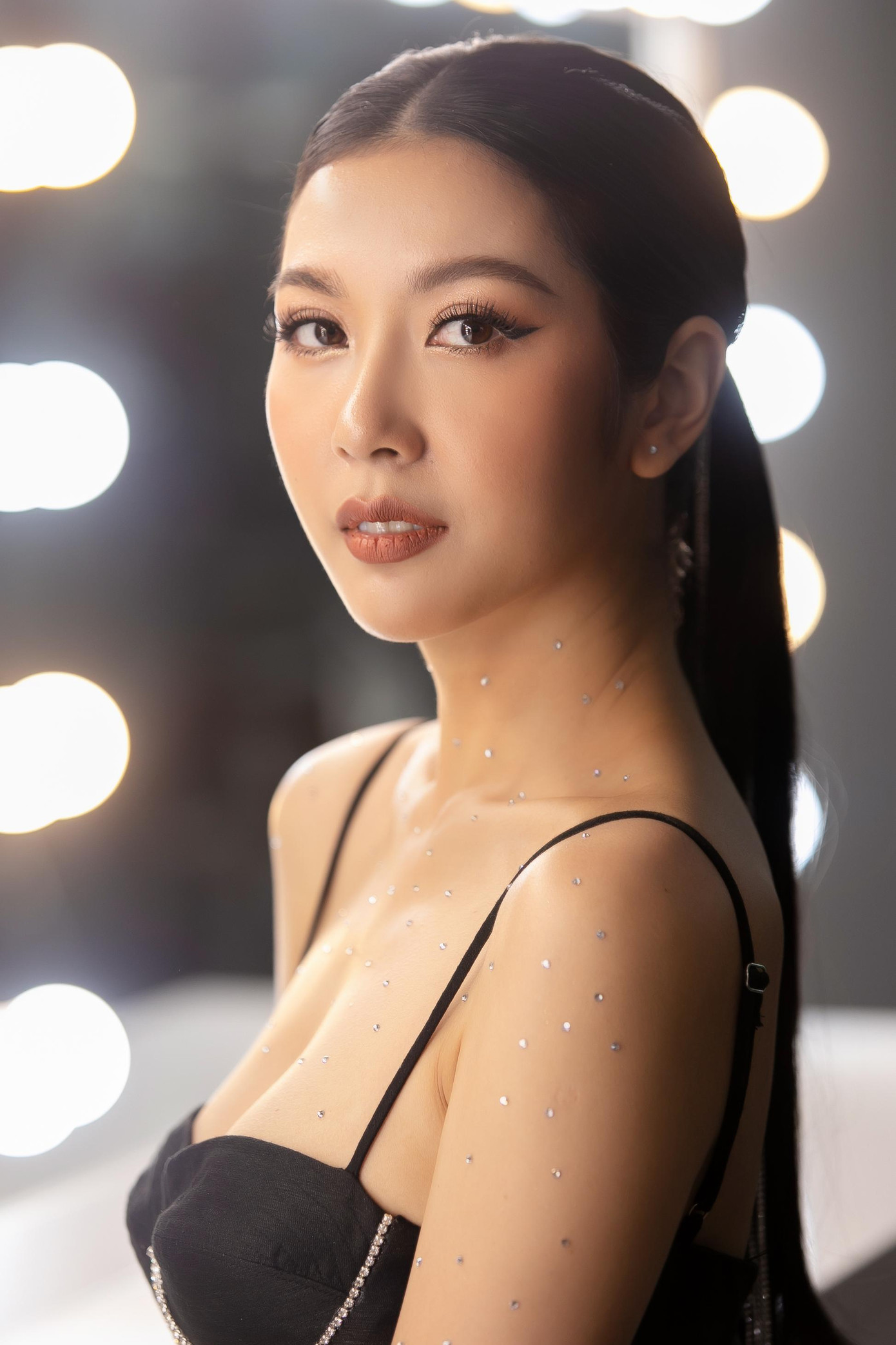 Phong cách trang điểm và làm tóc của Á hậu Quốc tế cũng cầu kỳ và cá tính hơn. Phong cách trang điểm và làm tóc của Á hậu Quốc tế cũng cầu kỳ và cá tính hơn.