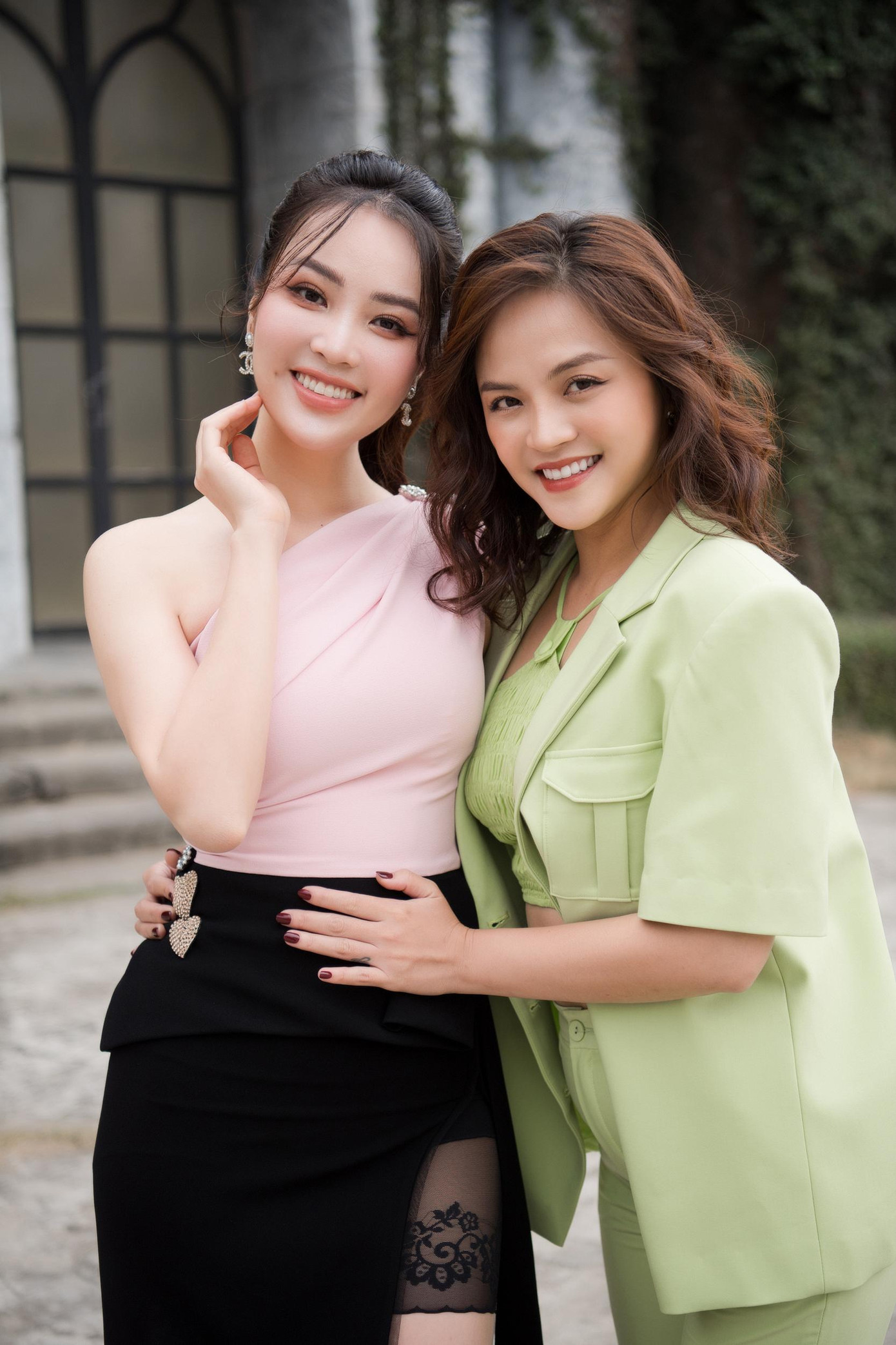 Thụy Vân thân thiết bên đàn em - diễn viên Thu Quỳnh trong chương trình.