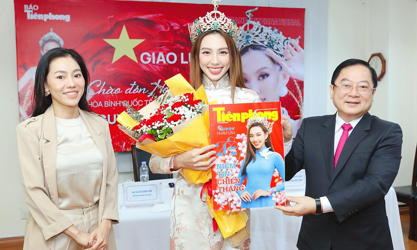 Bà Phạm Kim Dung, Hoa hậu Thuỳ Tiên và Nhà báo Lê Xuân Sơn - Tổng Biên Tập báo Tiền Phong tại cuộc giao lưu. Ảnh: Như Ý.