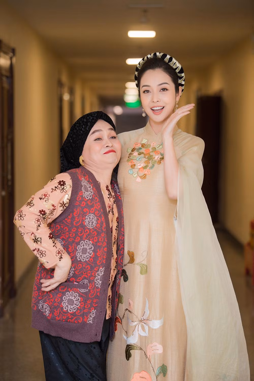 Trải qua nhiều mùa đồng hành cùng nhau trong chương trình, cả Jennifer và nghệ sỹ Xuân Hinh đã rất thân thiết.