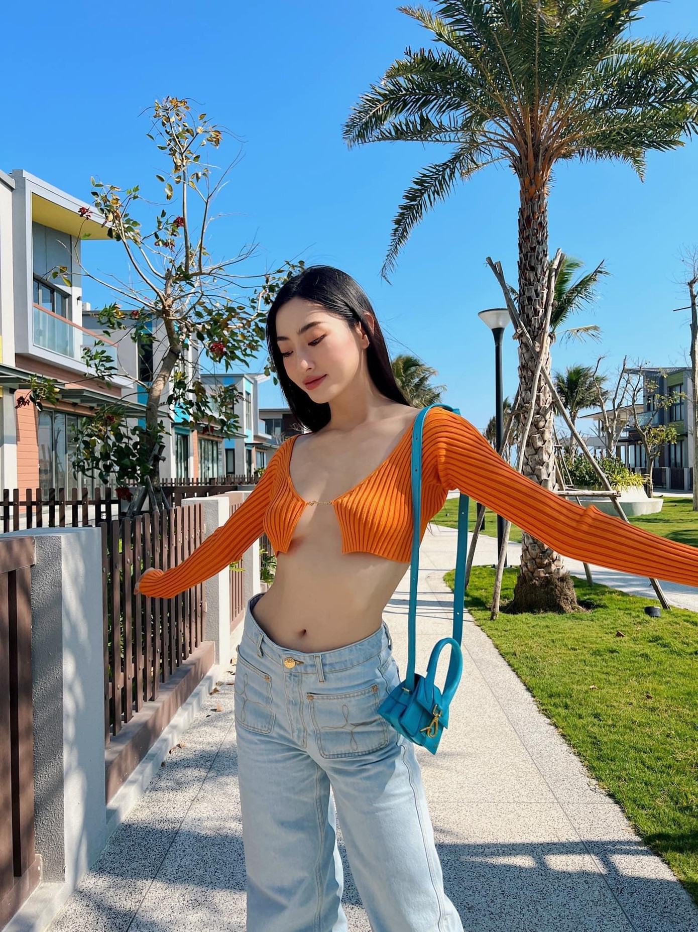 Hoa hậu Lương Thuỳ Linh diện crop-top tông màu cam với những đường cắt xẻ cực kỳ táo bạo.
