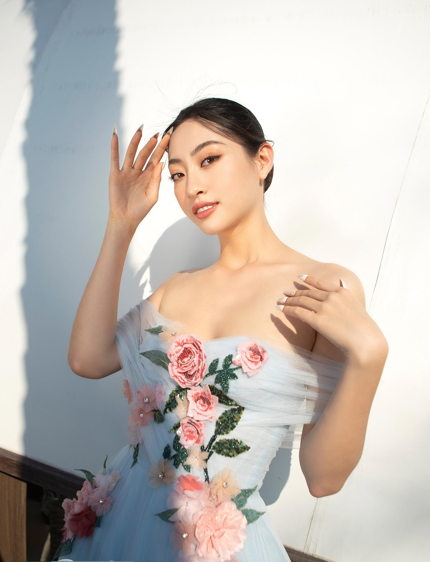 Cuối tuần qua, Hoa hậu Lương Thuỳ Linh xuất hiện cực kỳ xinh đẹp và quyến rũ khi tham dự show diễn thời trang trên bờ biển Vũng Tàu.