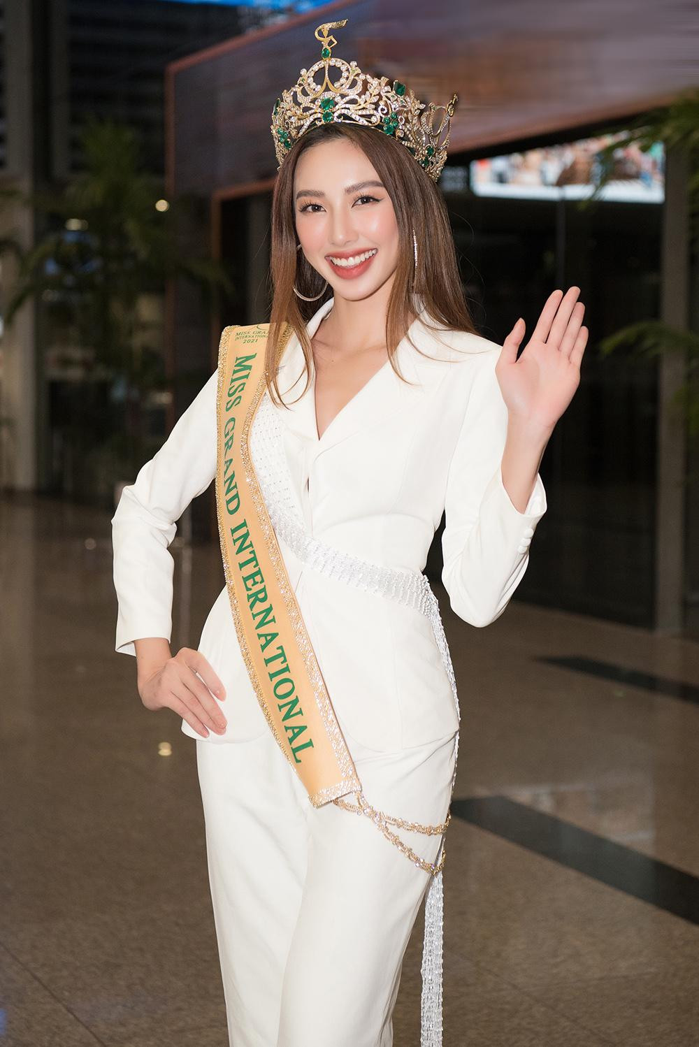 Tại sân bay Tân Sơn Nhất, Thùy Tiên không chỉ nhận được tình cảm nồng nhiệt của người hâm mộ mà còn có món quà bất ngờ từ ba mình.