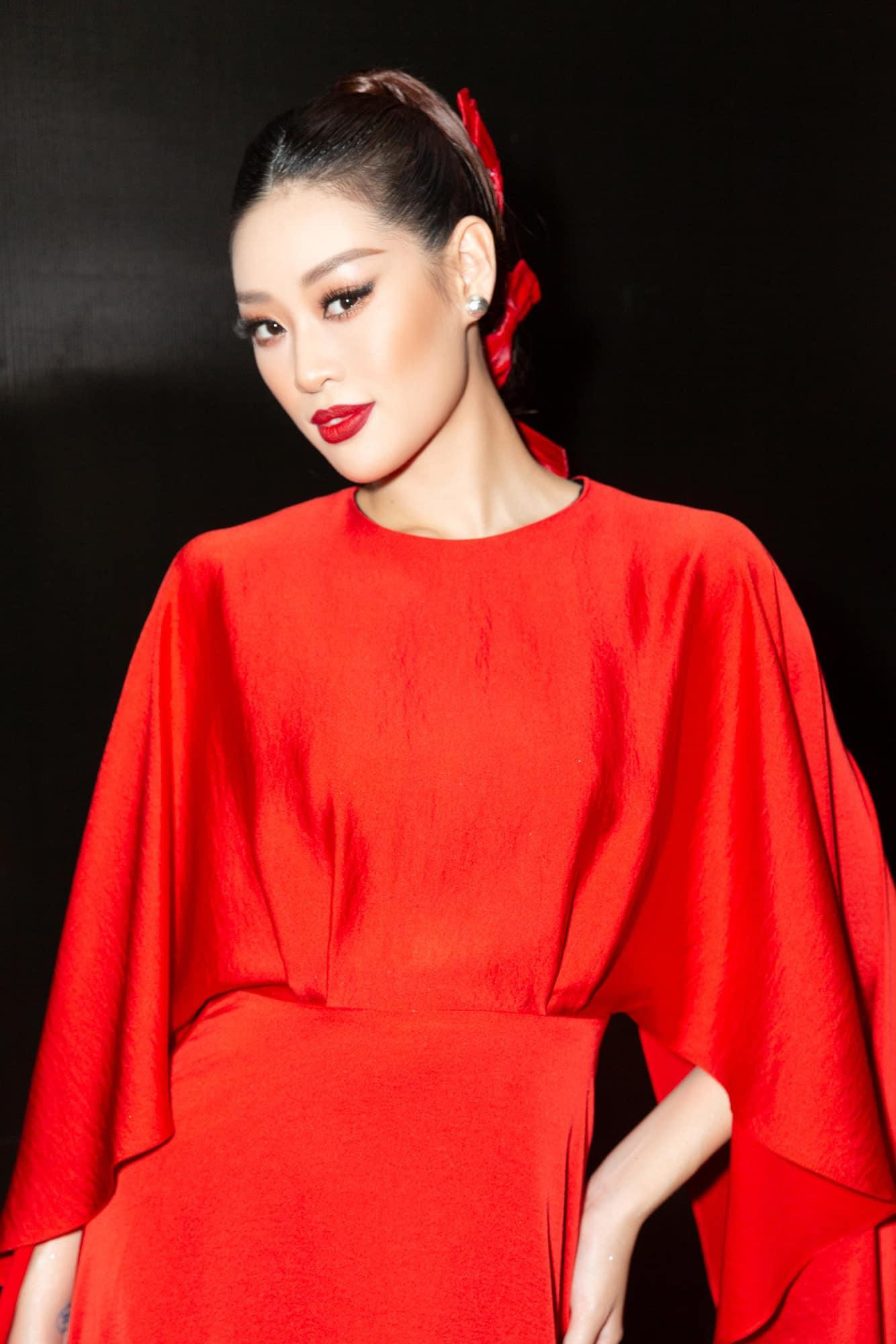 Hoa hậu Khánh Vân đẹp kiêu sa và bí ẩn với tông màu đỏ rực.