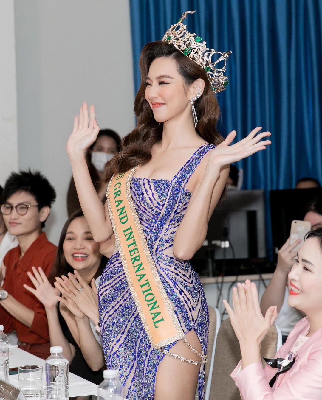 Về thăm lại trường cũ, Thuỳ Tiên vẫn giữ nguyên nét vui tươi, hài hước như cô sinh viên ngày nào.