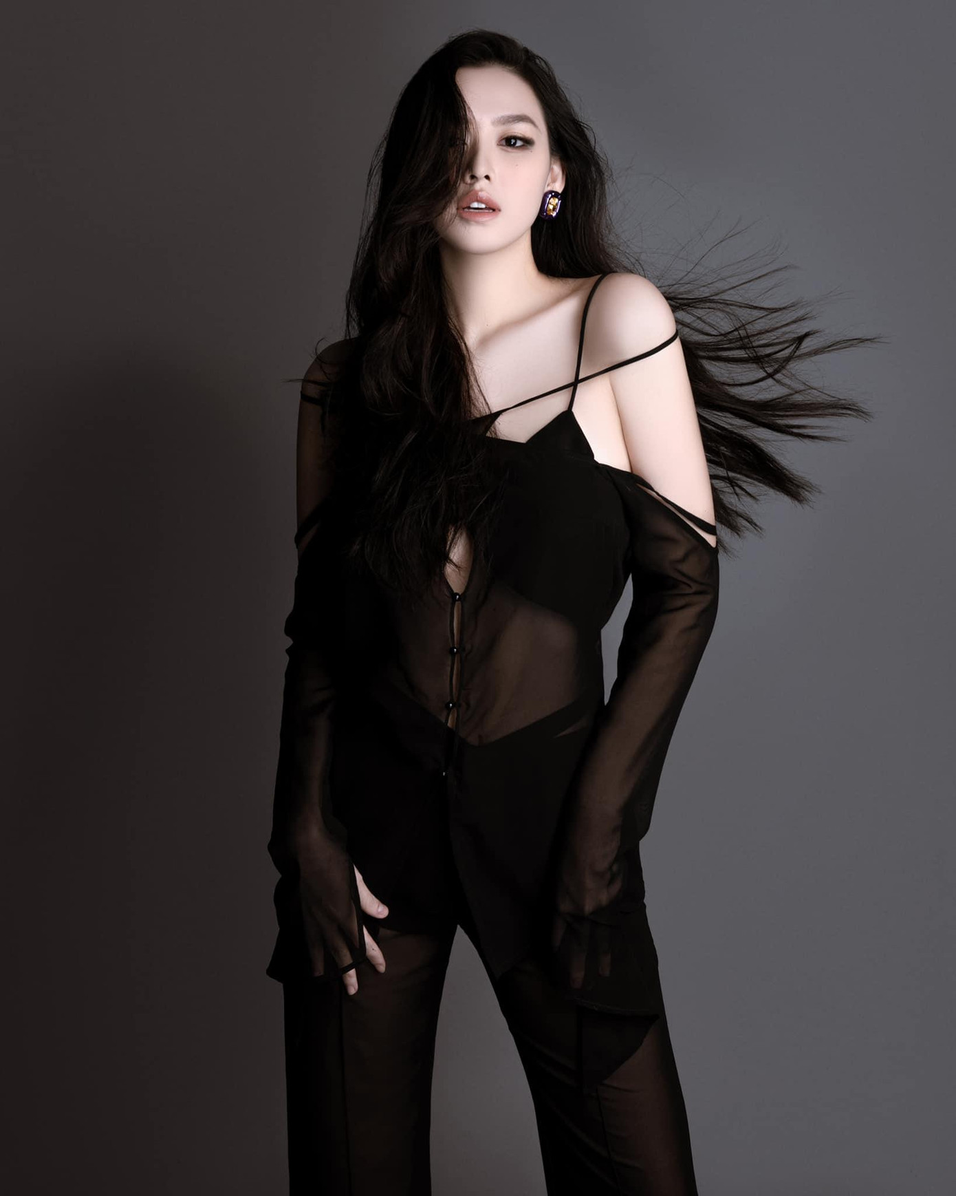 Á hậu Tường San diện trang phục tông đen bí ẩn và cá tính, trễ nải vai trần quyến rũ.