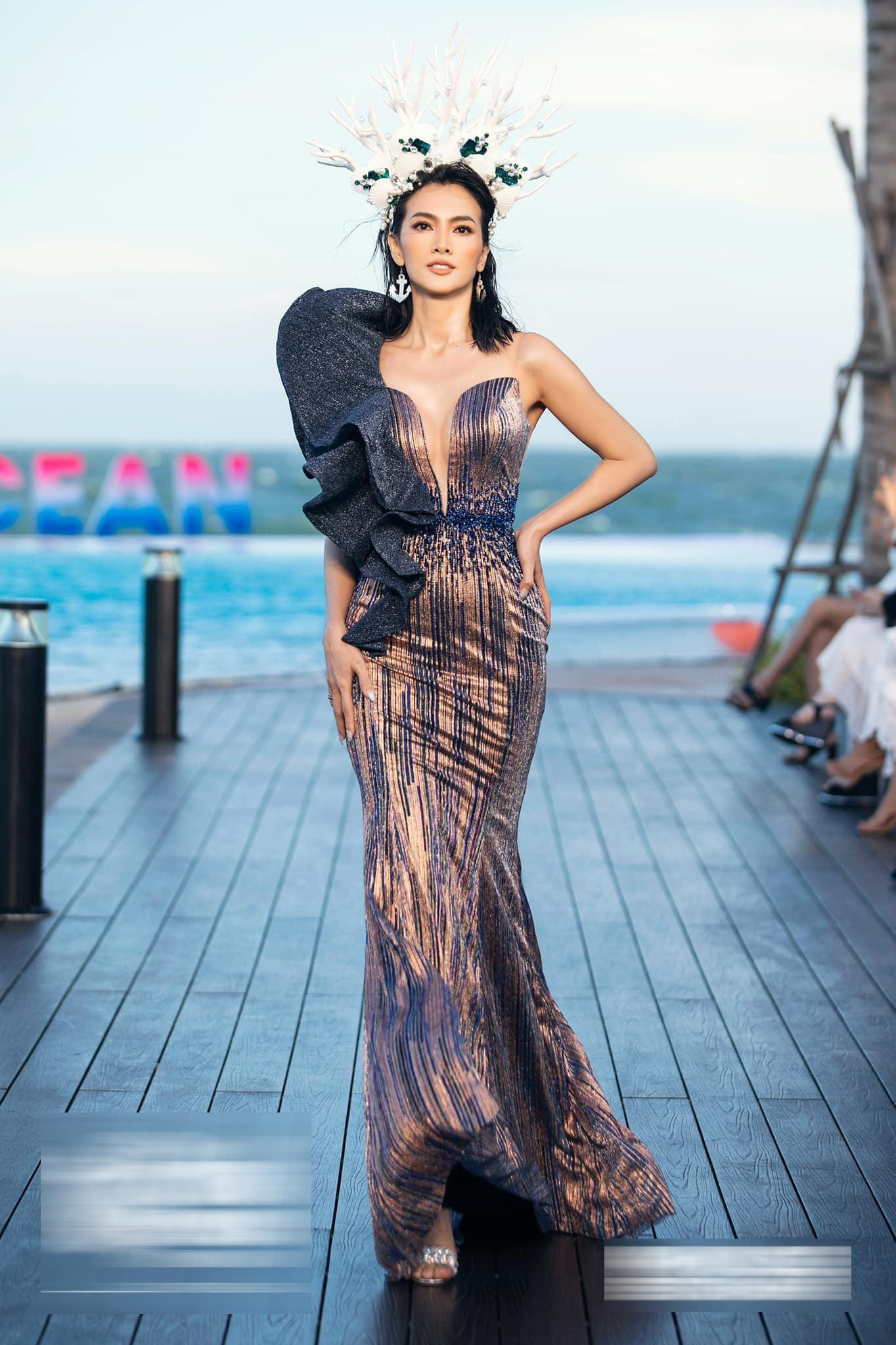 Năm 2003, Diễn viên Anh Thư được đạo diễn Vũ Ngọc Đãng giao vai chính trong phim “Những cô gái chân dài”. Bộ phim đã thành công vang dội và đưa tên tuổi Anh Thư thăng hạng trở thành người mẫu – diễn viên hạng A. Cũng chính nhờ bộ phim này mà giúp cô xuất sắc đoạt “Giải Mai Vàng” dành cho “nữ diễn viên được yêu thích nhất”. Những năm sau đó, Anh Thư tiếp tục khẳng định tên tuổi trong lĩnh vực phim ảnh với hàng loạt tác phẩm như Tuyết nhiệt đới, Hồn trương ba, da hàng thịt, Mười và hàng loạt bộ phim truyền hình đình đám khác.