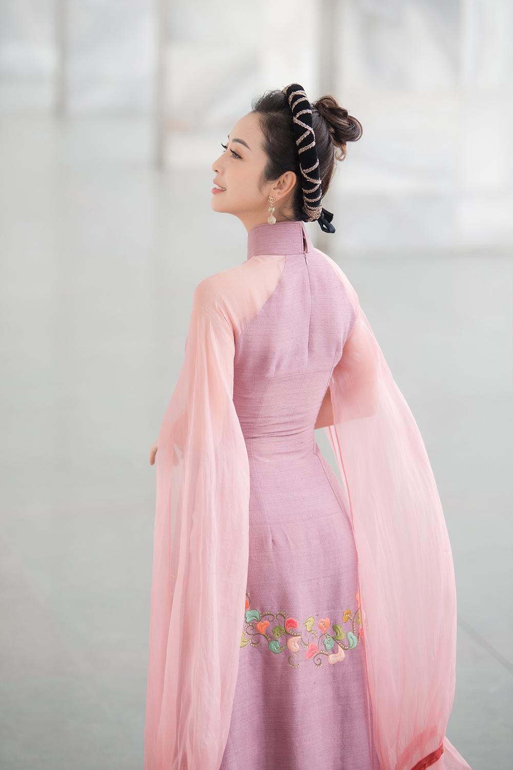 Diện trang phục áo dài cách điệu với tông màu tím bay bổng, nhẹ nhàng, Jennifer Phạm được khen xinh đẹp như "Cô Tấm".