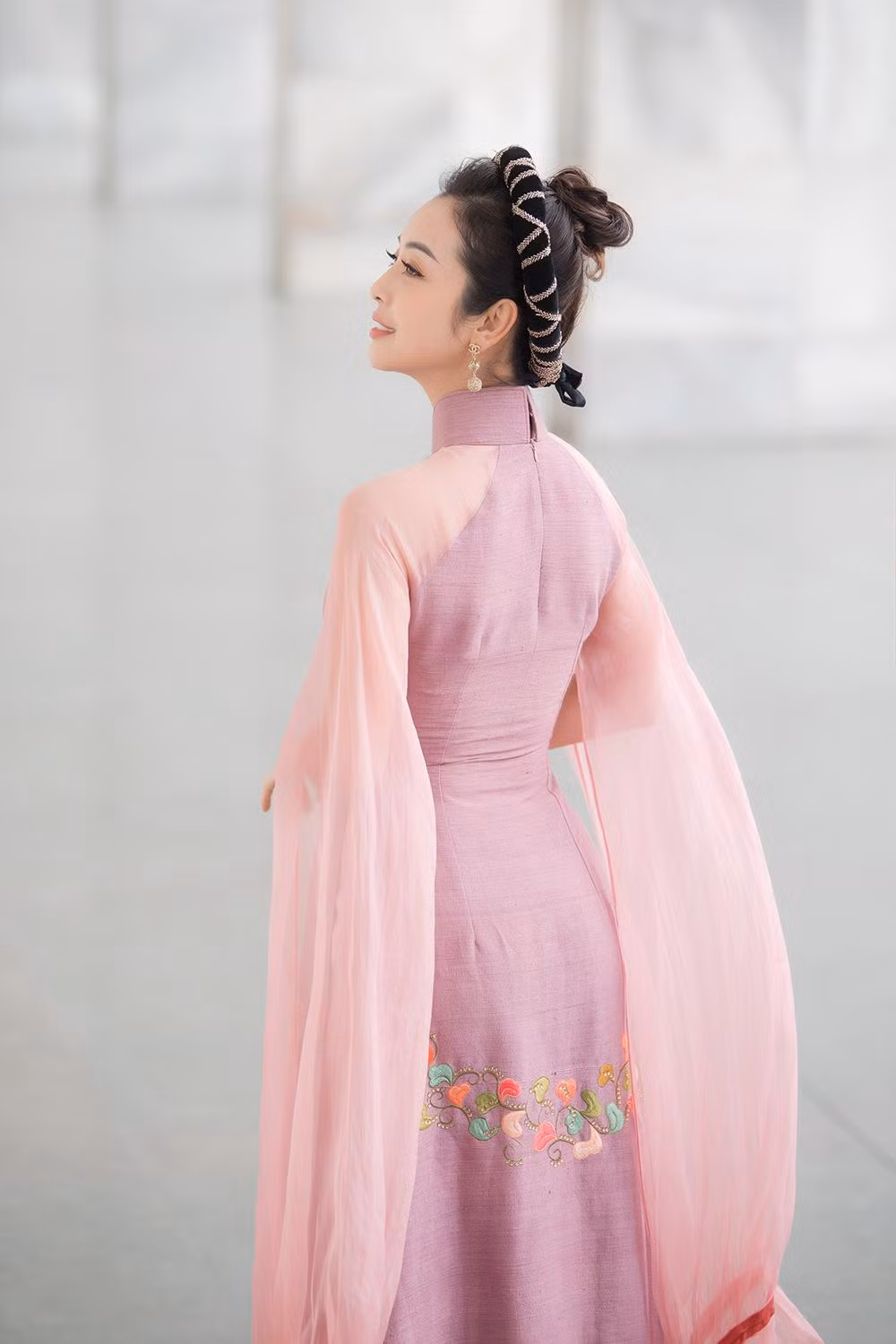 Diện trang phục áo dài cách điệu với tông màu tím bay bổng, nhẹ nhàng, Jennifer Phạm được khen xinh đẹp như "Cô Tấm".