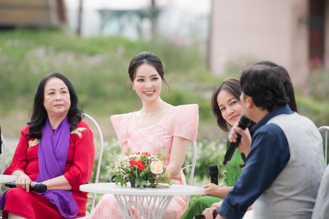 Ngoài ra, Lương Thu Trang đầy sắc sảo trong Mặt Nạ gương hay cặp đôi Phương Oanh - Mạnh Trường với sự kết hợp vô cùng ăn ý cũng đều là những gương mặt diễn viên yêu thích của Thụy Vân.