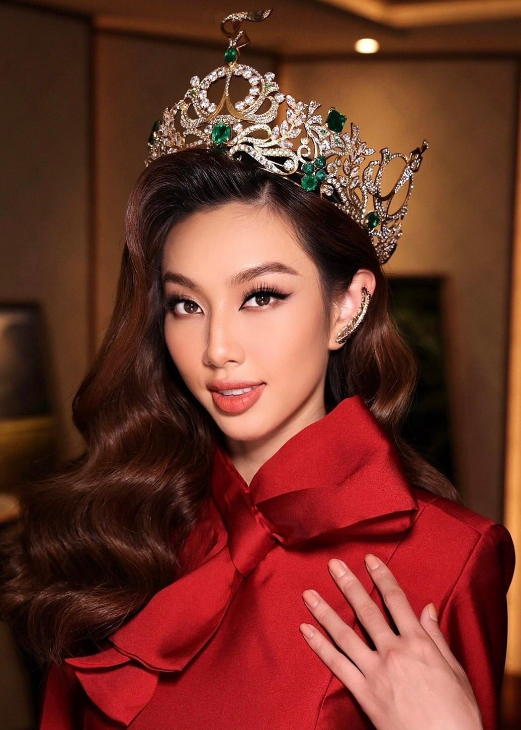 Mỗi lần xuất hiện, cô đều gây chú ý với chiếc vương miện phiên bản gốc có giá trị 12 tỷ đồng trên đầu. Mỗi lần xuất hiện, cô đều gây chú ý với chiếc vương miện phiên bản gốc có giá trị 12 tỷ đồng trên đầu.