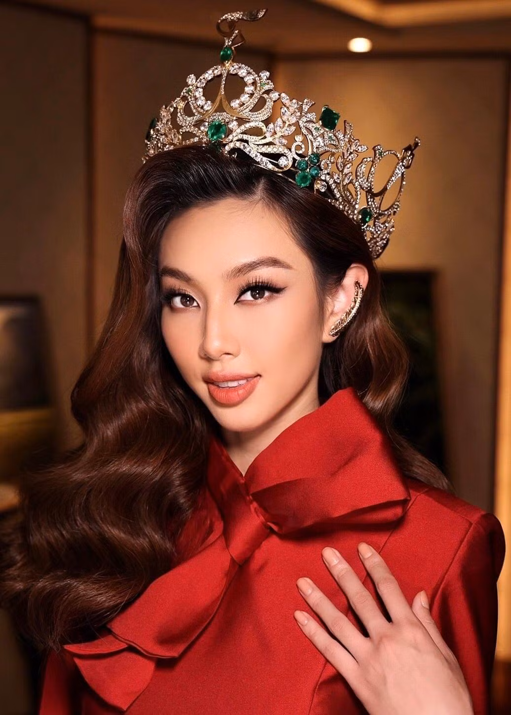 Mỗi lần xuất hiện, cô đều gây chú ý với chiếc vương miện phiên bản gốc có giá trị 12 tỷ đồng trên đầu. Mỗi lần xuất hiện, cô đều gây chú ý với chiếc vương miện phiên bản gốc có giá trị 12 tỷ đồng trên đầu.