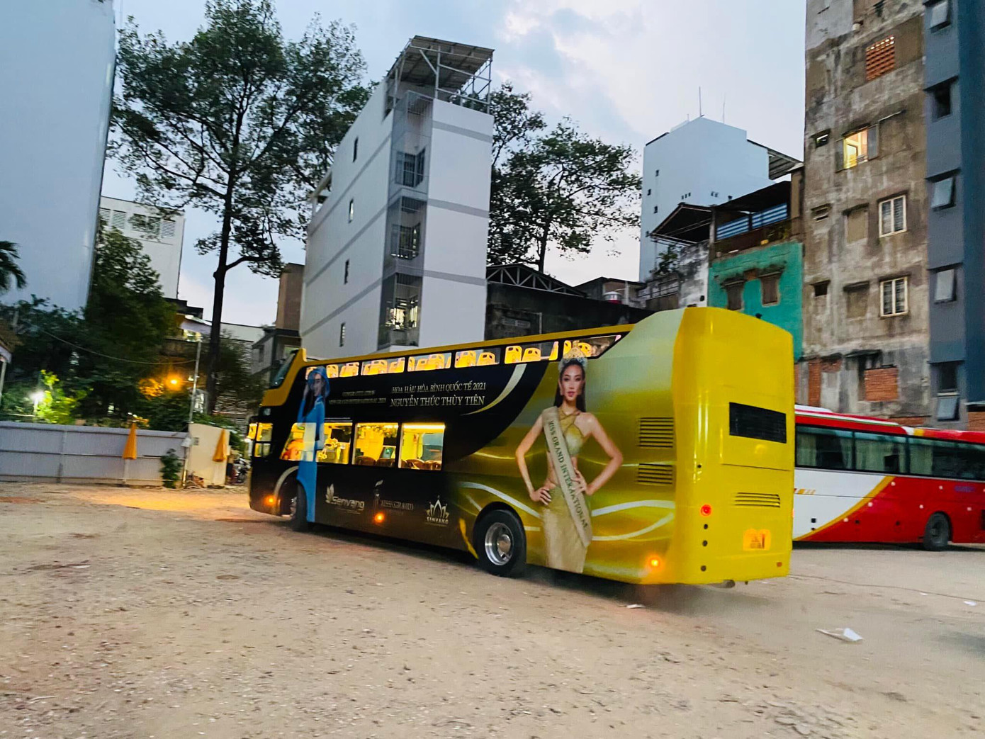 Được biết Thuỳ Tiên sẽ tham gia Road Show (diễu hành đường phố) trên các trục đường lớn tại TP. HCM, bắt đầu tại Trụ sở Công ty Sen Vàng.